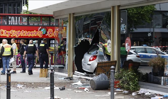 Cảnh sát điều tra tại hiện trường vụ đâm xe ở Berlin, Đức, ngày 8/6/2022. Ảnh: AFP/TTXVN