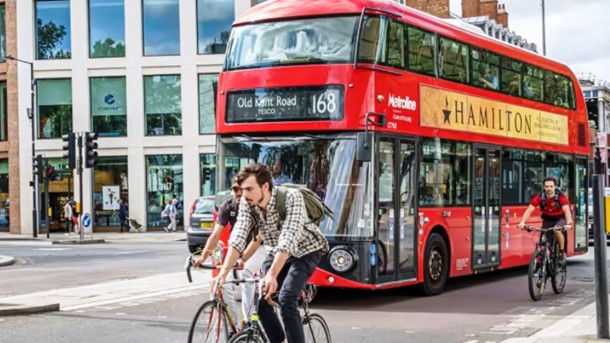 Để giảm chi phí nhiên liệu, người dân Anh chuyển sang dùng xe buýt và xe đạp