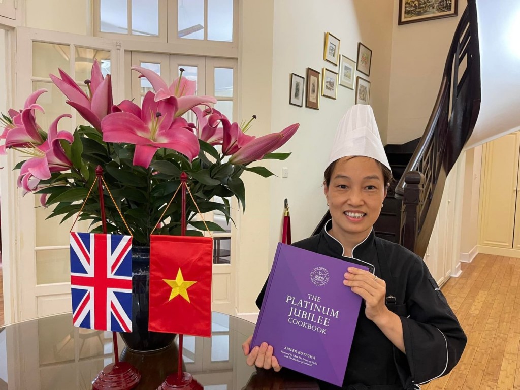  Bếp trưởng Đỗ Thị Hải Lý và cuốn sách dạy nấu ăn có món bún chả làm theo công thức của chị (Ảnh: Đại sứ quán Anh tại Việt Nam)