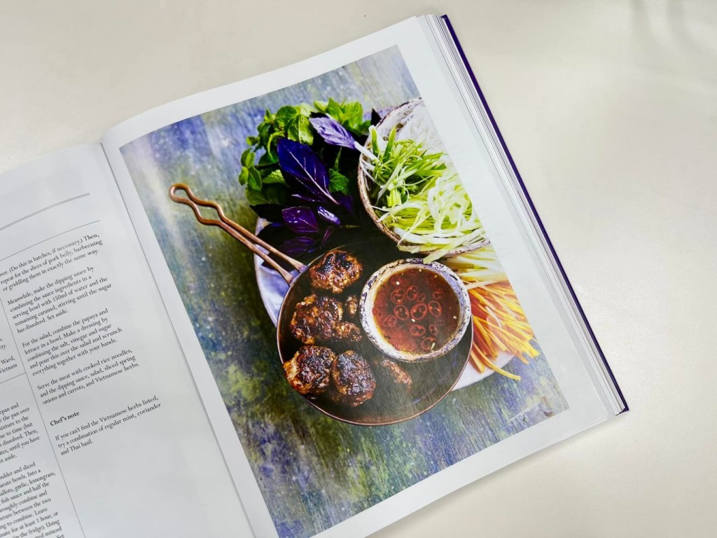 Sách dạy nấu ăn mừng Đại lễ Bạch kim của Nữ hoàng Anh Platinum (Jubilee cookbook) gồm 70 công thức của các món ăn tới từ các nền ẩm thực khác nhau trên thế giới (Ảnh: Đại sứ quán Anh)