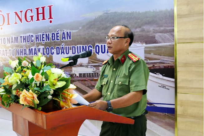 Đại diện Công an tỉnh Quảng Ngãi báo cáo kết quả thực hiện Đề án “Đảm bảo an ninh, trật tự NMLD Dung Quất”