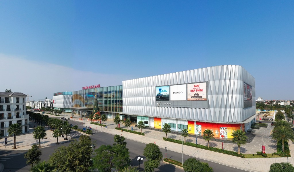 Vincom Mega Mall Ocean Park - trung tâm thương mại quy mô lớn duy nhất được khai trương trong năm 2020 của Việt Nam – ngay lập tức đã trở thành điểm đến mua sắm, vui chơi “bên bờ biển” độc đáo nhất và là tọa độ giải trí cuối tuần hàng đầu tại phía Đông Thủ đô dành cho người dân Hà Nội.  Với diện tích lên tới 56.000m2 và sở hữu tầm nhìn trực diện ra biển hồ nước mặn nhân tạo lớn nhất Việt Nam, cùng lối kiến trúc lượn sóng mang hơi thở đại dương mềm mại độc đáo, Vincom Mega Mall Ocean Park đã gây ấn tượng mạnh mẽ ngay từ ngày đầu ra mắt. “Vincom Mega Mall Ocean Park đã đánh dấu cột mốc phát triển mới của Vincom khi xây dựng sản phẩm trung tâm thương mại mới tập trung mang đến hành trình trải nghiệm ấn tượng dành cho khách hàng đến từ kiến trúc, tiện ích và chuỗi thương hiệu mua sắm, ẩm thực và vui chơi giải trí đặc sắc” - đại diện Vincom Retail chia sẻ. Bên cạnh điểm cộng về kiến trúc, chất lượng dịch vụ và tiện ích phong phú của Vincom Mega Mall Ocean Park cũng là yếu tố thuyết phục hội đồng giám khảo của APPA để trở thành gương mặt xuất sắc nhất đến từ Việt Nam. Trong đó, Vincom Mega Mall Ocean Park quy tụ đến gần 100 thương hiệu trong nước và quốc tế được giới trẻ yêu thích như: H&M, Mango, Fila, Converse, Vans, The Body Shop, Innisfree, Laneige và chuỗi trải nghiệm từ CGV Cinemas, Haidilao Hot Pot, Manwah… Đồng thời, đây còn là trung tâm thương mại được đánh giá cao về không gian mua sắm tiện lợi, thoải mái với bảng chỉ dẫn điện tử thông minh dễ dàng tra cứu thông tin gian hàng, hay hệ thống ghế nghỉ chân và cây xanh thư giãn được bố trí hợp lý… Đặc biệt, Vincom Mega Mall Ocean Park còn được biết đến một trong những TTTM tiên phong trong xu hướng kiến tạo phong cách sống xanh và sử dụng các biện pháp phát triển bền vững. Điển hình là hệ thống pin năng lượng Mặt Trời và có bãi xe đầu tiên tại Hà Nội được bố trí nhiều trụ sạc xe điện hiện đại.  Sở hữu loạt ưu điểm có 1-0-2, Vincom Mega Mall Ocean Park cũng đã trở thành đại diện của khu vực Châu Á - Thái Bình Dương được Ban tổ chức đề cử cho danh hiệu trung tâm thương mại tốt nhất thế giới trong lễ vinh danh Giải thưởng bất động sản quốc tế diễn ra vào tháng 12 sắp tới.
