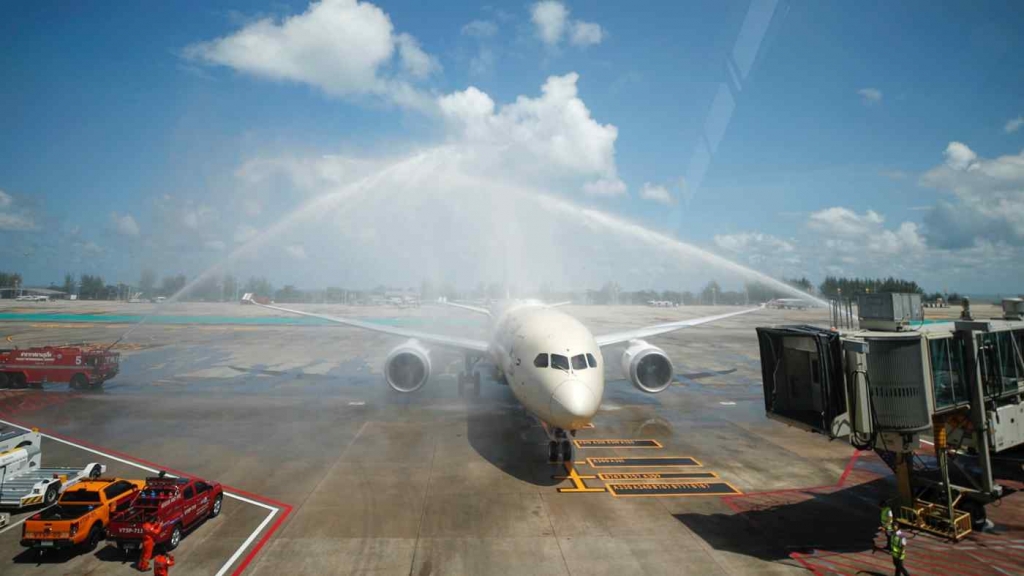  Chuyến bay quốc tế đầu tiên đáp xuống sân bay Phuket sáng ngày 1/7 (Ảnh: Reuters)