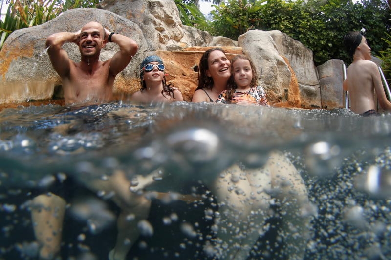 Nhóm khách du lịch Israel vui chơi tại Phuket khi Thái Lan mở cửa du lịch không cần cách ly từ ngày 1/7 (Ảnh: Reuters)