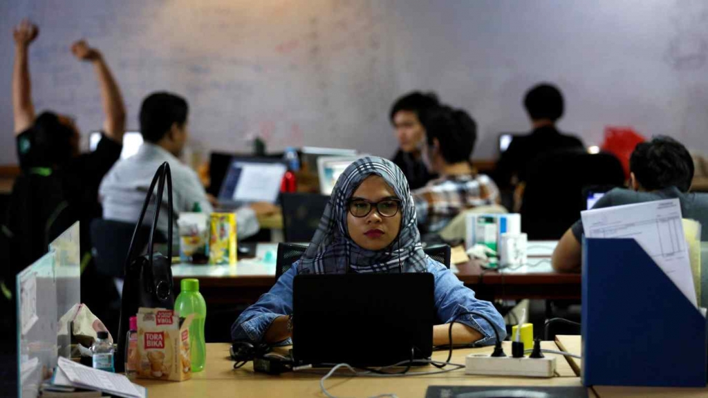 Nhân viên làm việc tại Mediatrac, một công ty khởi nghiệp về phân tích dữ liệu ở Jakarta, Indonesia (Ảnh: Reuters)