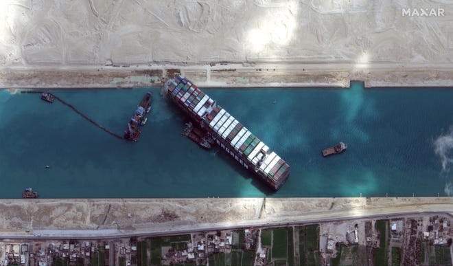 Tàu Ever Given bị mắc kẹt tại kênh đào Suez hồi tháng 3 (Ảnh: USP)