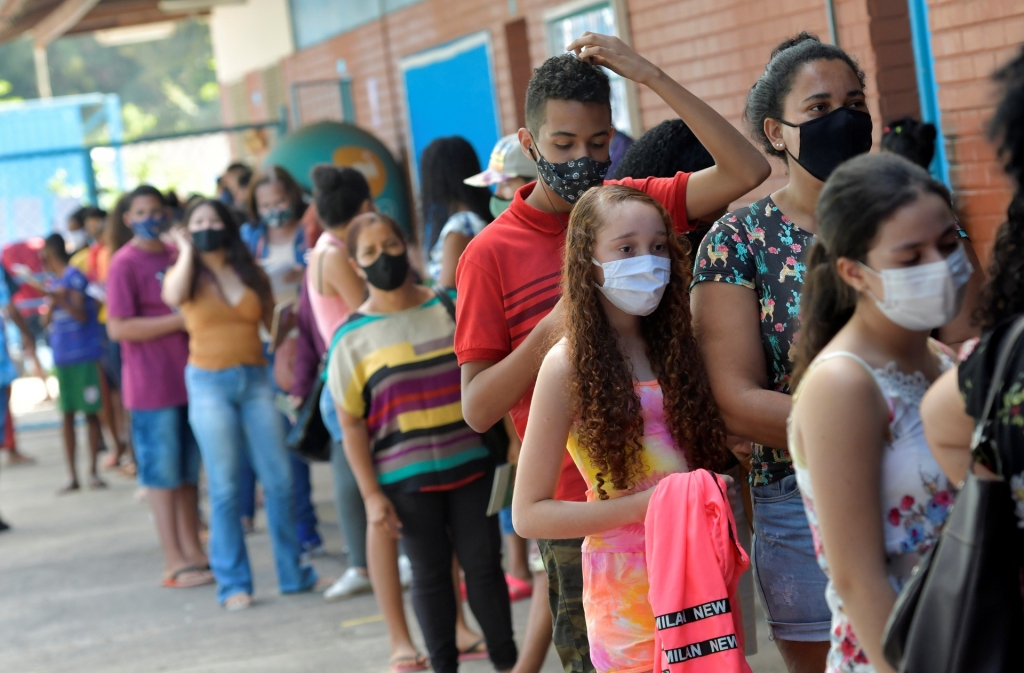 Với số ca tử vong gần 2 nghìn người mỗi ngày vì Covid-19 nhưng nhiều người dân Brazil vẫn đang chần chừ với việc tiêm chủng (Ảnh: Reuters)