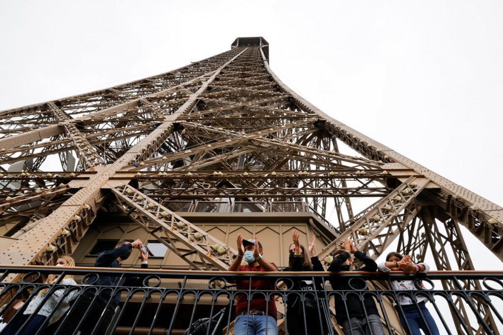 Tháp Eiffel đón du khách trở lại sau 9 tháng (Ảnh: Reuters)