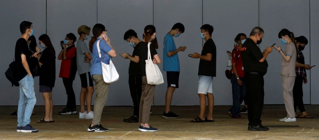 Singapore khuyên người chưa tiêm vắc-xin không ra khỏi nhà (Ảnh: Reuters)