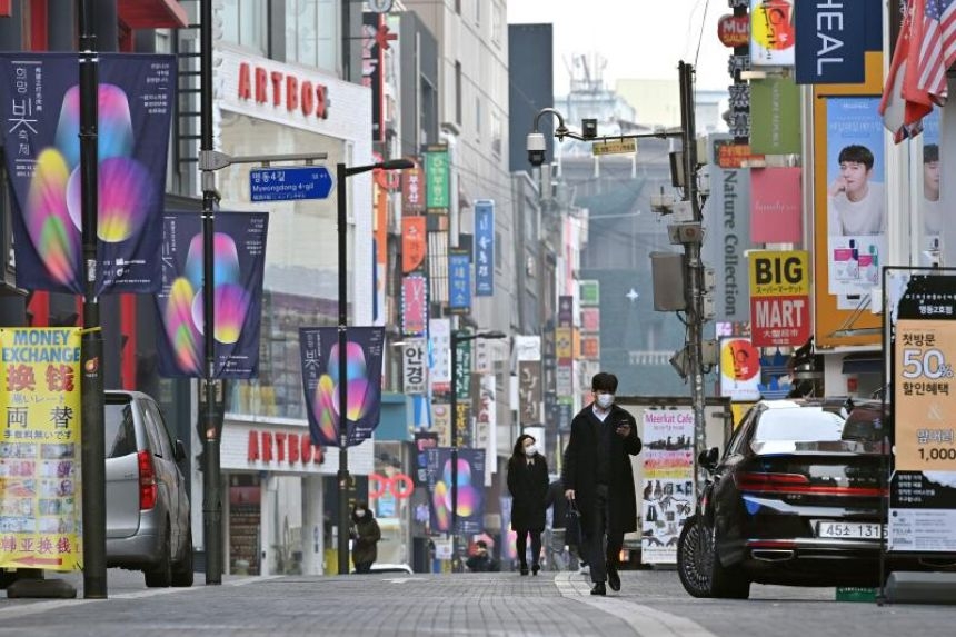   Hàn Quốc gia hạn giãn cách xã hội mức cao nhất ở thủ đô Seoul (Ảnh: AFP)