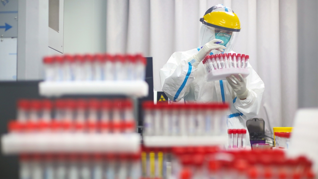 Trung Quốc ghi nhận nhiều ca nhiễm Covid-19 mới do biến thể Delta (Ảnh: Reuters)
