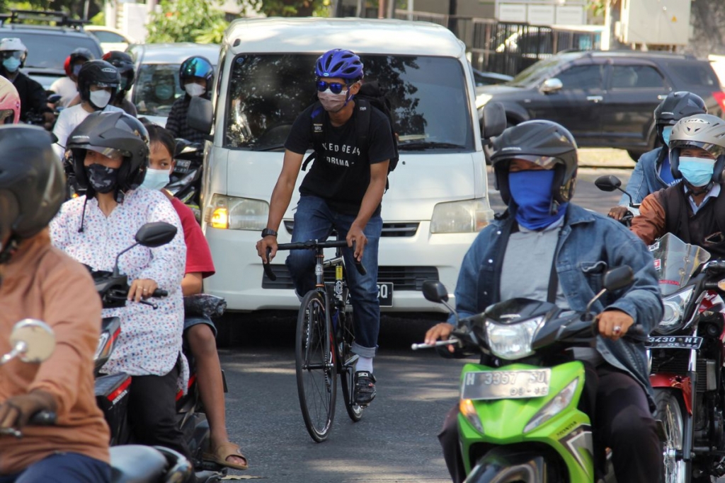 Với ưu điểm dễ dàng di chuyển trong các con phố, các tình nguyện viên sử dụng xe đạp để mang thuốc đến cho những người đang bị cách ly tại nhà (Ảnh: Reuters)