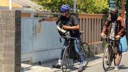 Indonesia: Đi xe đạp phát thuốc cho người bị cách ly vì Covid-19
