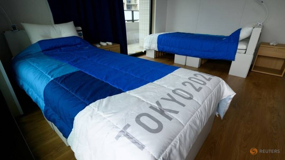 giường của các vận động viên được làm bằng bìa cứng.