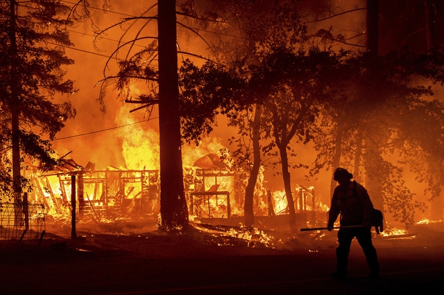 Cháy rừng lan nhanh ở California (Ảnh: AP)