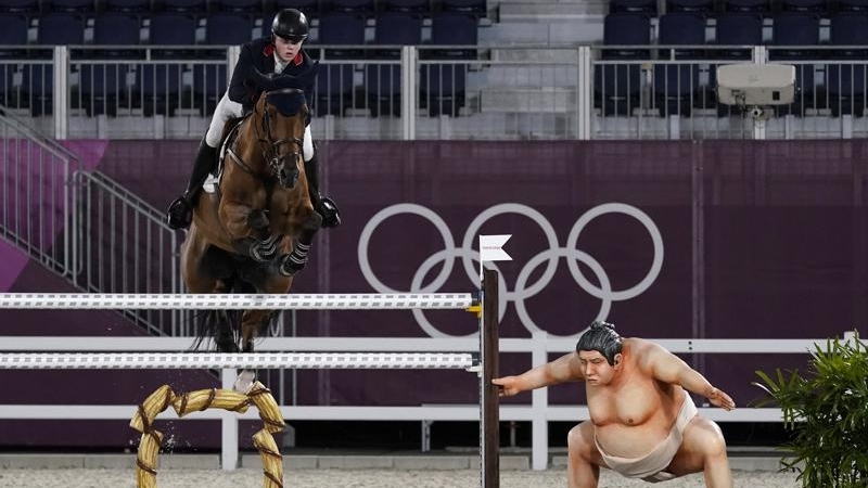 Olympic Tokyo 2020: Những chú ngựa “hoảng sợ” vì hình nộm Sumo