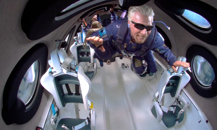 Vé bay vào vũ trụ sẽ có giá 450.000 USD mỗi người (Ảnh: Virgin Galactic)