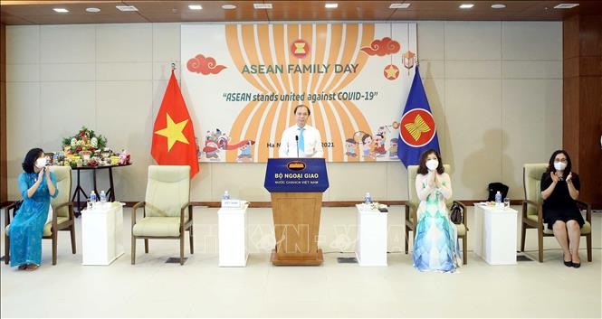 Thứ trưởng Ngoại giao Nguyễn Quốc Dũng, Trưởng SOM ASEAN Việt Nam phát biểu khai mạc Ngày Gia đình ASEAN (ASEAN Family Day) với khẩu hiệu “ASEAN đoàn kết chung tay đẩy lùi COVID-19”. 