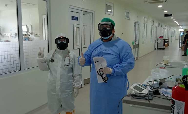 Bác sĩ Ferry Dwi Kurniawan đã thành lập một nhóm gồm các bác sĩ về phổi để tư vấn điều trị các bệnh nhân Covid-19 có triệu chứng nhẹ tại nhà ở tỉnh Aceh, Indoneisa (Ảnh: aljazeera)
