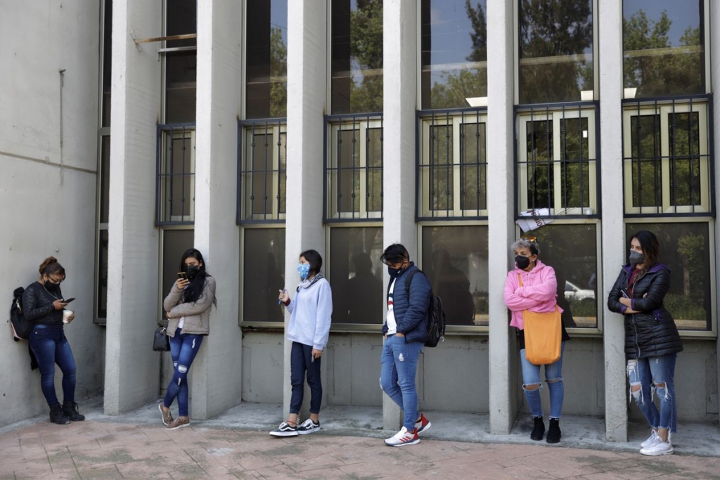 Hàng dài người trẻ tuổi xếp hàng để làm xét nghiệm Covid-19 tại Mexico city (Ảnh: Reuters)