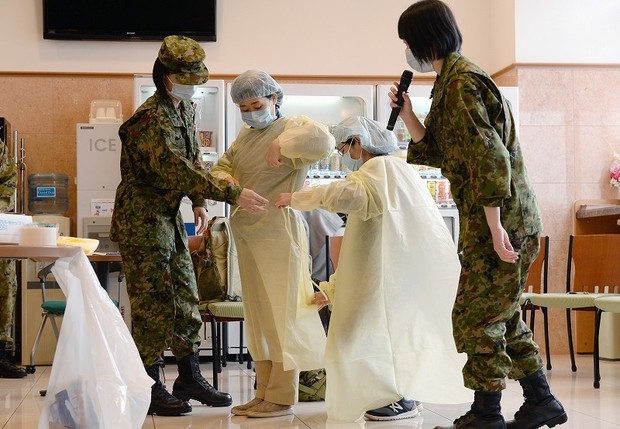 SDF hướng dẫn cách mặc và tháo các thiết bị bảo hộ trong một buổi huấn luyện về cách phòng chống lây nhiễm Covid-19 ở Kitakyushu, Nhật Bản (Ảnh: Mainichi)