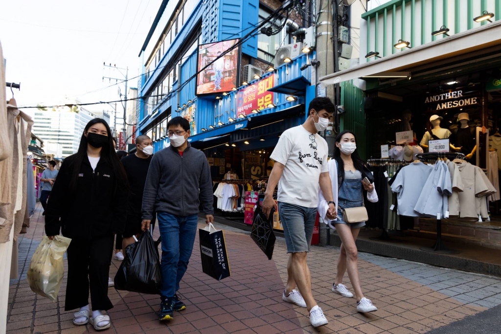 Người dân Hàn Quốc cũng đã quen với việc đeo khẩu trang trong suốt hơn 1 năm qua (Ảnh: Bloomberg)