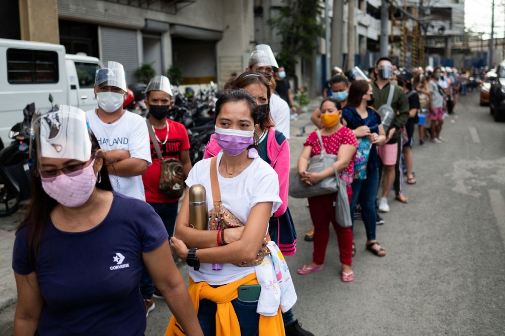 Người dân xếp hàng chờ tiêm vắc-xin Covid-19 tại Manila, Philippines (Ảnh: Reuters)
