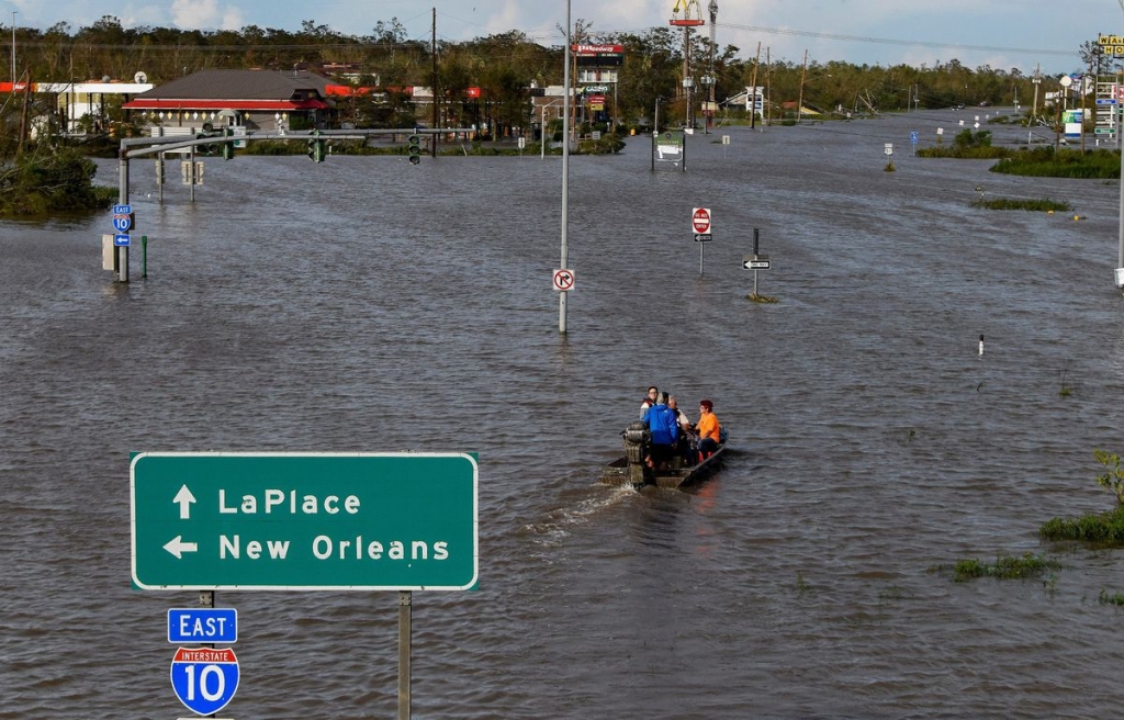 Đường phố tại Louisiana bị ngập sau khi bão Ida càn quét qua (Ảnh: Reuters) 