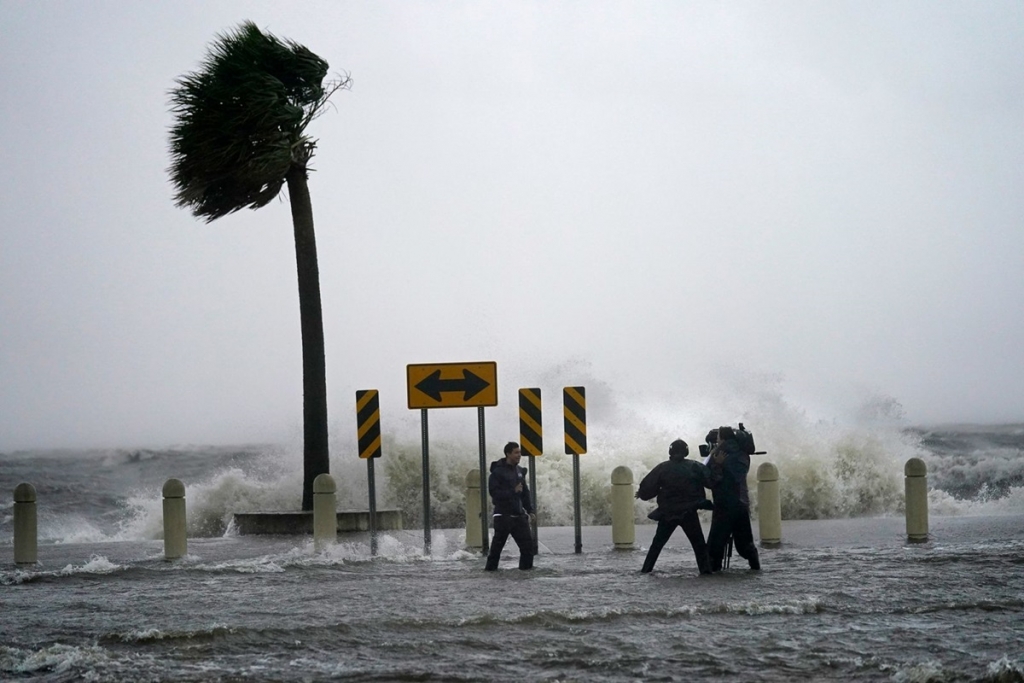 Sóng lớn liên tục ập vào bờ khi một nhóm phóng viên đưa tin bão ở New Orleans 