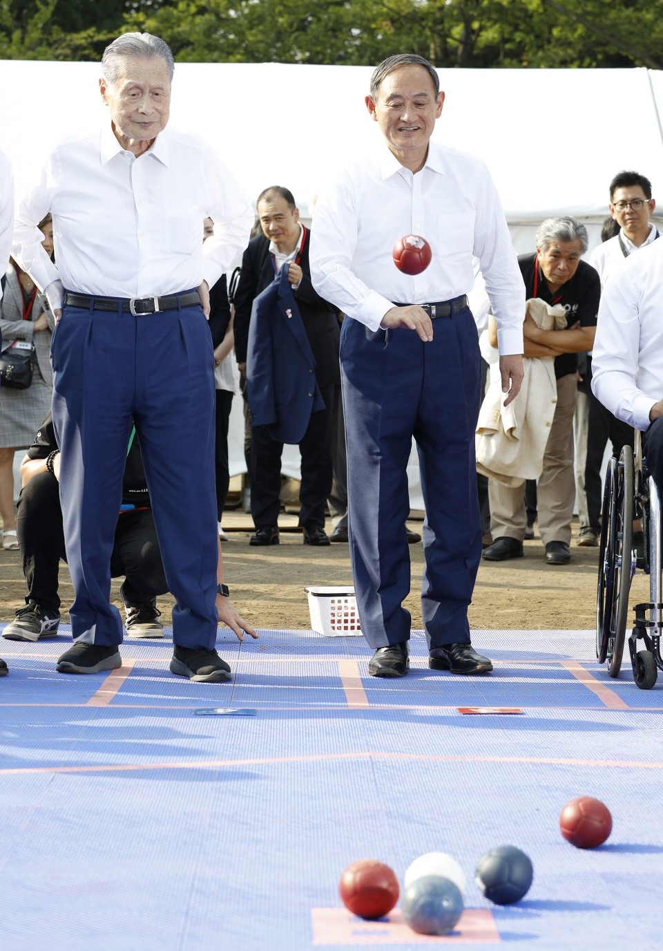 Ảnh được chụp vào tháng 8 năm ngoái khi còn là Chánh Văn phòng Nội các Nhật Bản, ông Yoshihide Suga (bên phải) đang thử chơi boccia tại một sự kiện quảng bá cho Paralympics Tokyo 2020 (Ảnh: Kyodo)