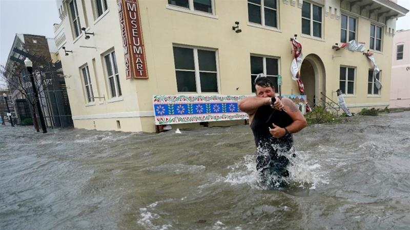 Bão Sally gây ngập lụt nghiêm trọng tại thành phố Pensacola, bang Florida (Ảnh: AP)