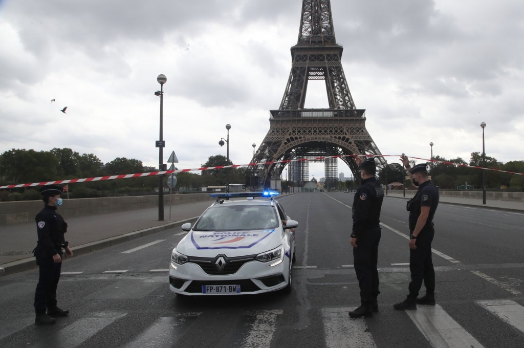  Tháp Eiffel bị đe dọa đánh bom. (Ảnh: AP)