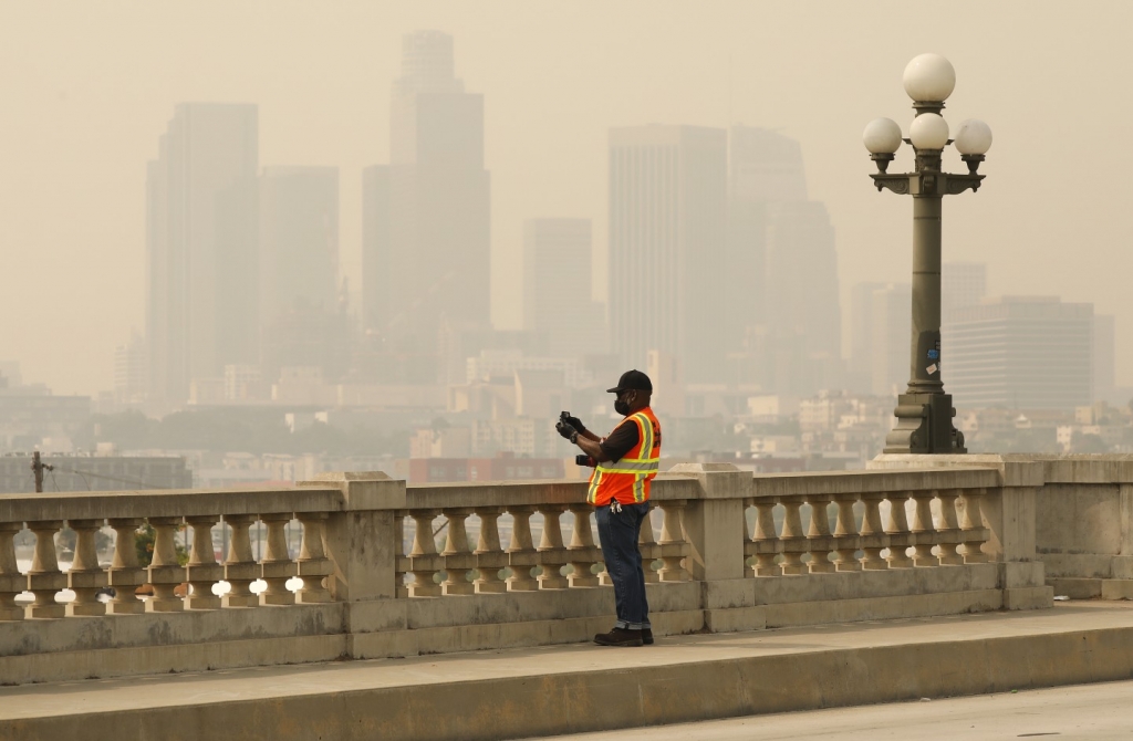 Ô nhiễm không khí làm giảm 2,2 năm tuổi thọ của con người (Ảnh: Los Angeles Times)
