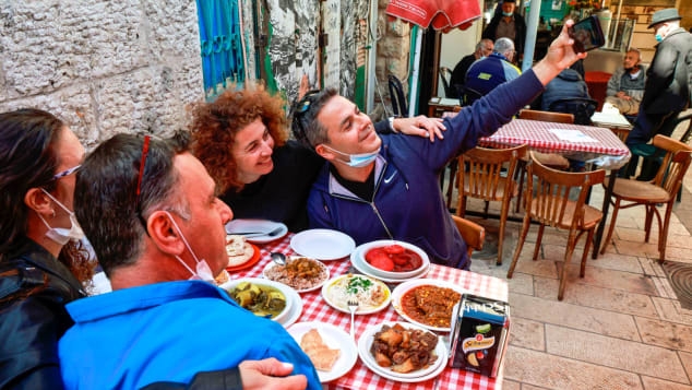 Những người có thẻ xanh tại Israel có thể dùng bữa tại nhà hàng trong nhà và ngoài trời (Ảnh: Getty)