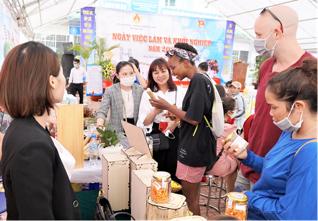 Trung tâm Dịch vụ việc làm, Sở Lao động - Thương binh và Xã hội phối hợp với Tỉnh đoàn tổ chức Ngày việc làm và khởi nghiệp tỉnh Kon Tum năm 2021 hồi đầu năm nay, trước khi dịch bệnh Covid-19 bùng phát lần thứ 4