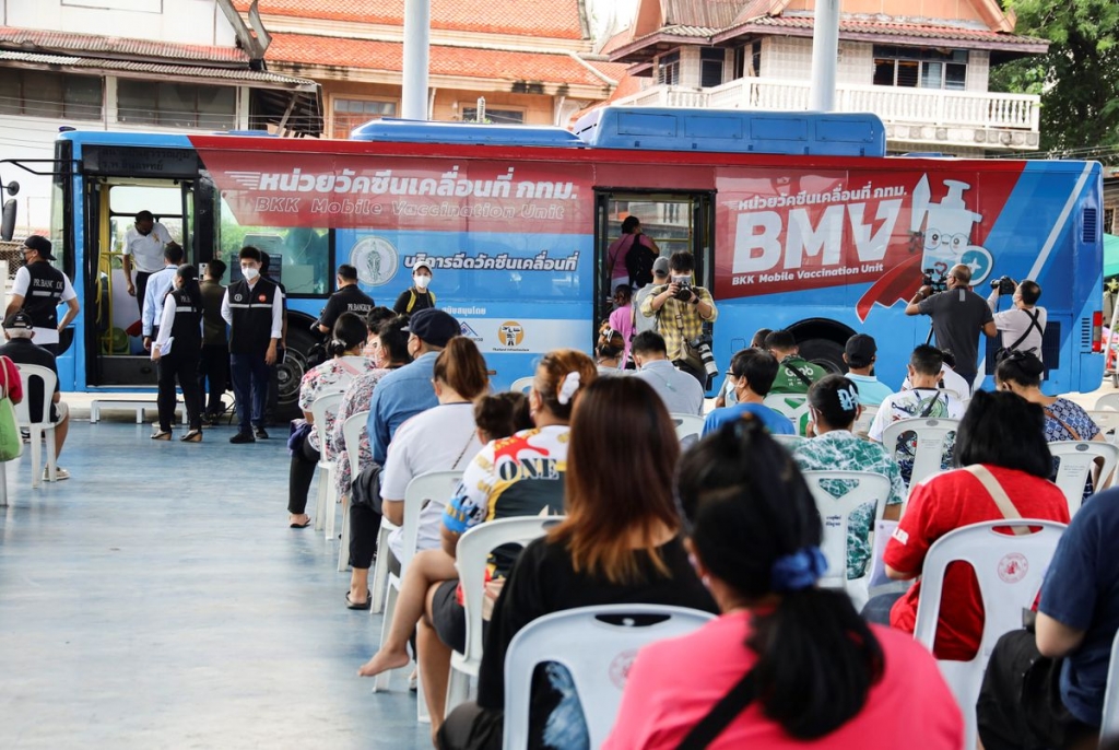 Một điểm tiêm chủng di động phục vụ người già và người khuyết tật ở Bangkok, Thái Lan (Ảnh: Reuters)