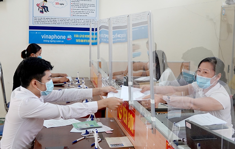 Người lao động đến nộp hồ sơ đề nghị hưởng bảo hiểm thất nghiệp tại Trung tâm Dịch vụ việc làm tỉnh Tuyên Quang 