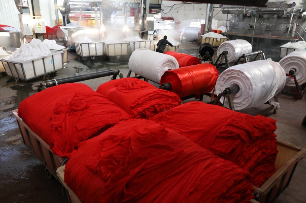Một nhà máy nhuộm vải ở Hàng Châu, Chiết Giang, Trung Quốc (Ảnh: Getty)