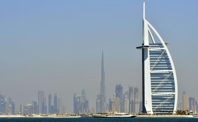 Tòa nhà hình cánh buồm là khách sạn Burj Al Arab nổi tiếng ở Dubai (Ảnh: AFP)