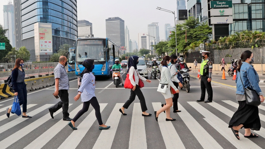 Người dân Indonesia đeo khẩu trang để ngăn chặn sự bùng phát của Covid-19 (Ảnh: AP)