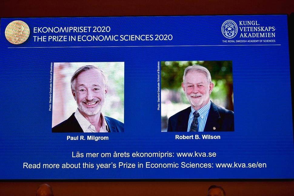 Hai nhà khoa học người Mỹ đạt giải Nobel kinh tế 2020 (Ảnh: AP)