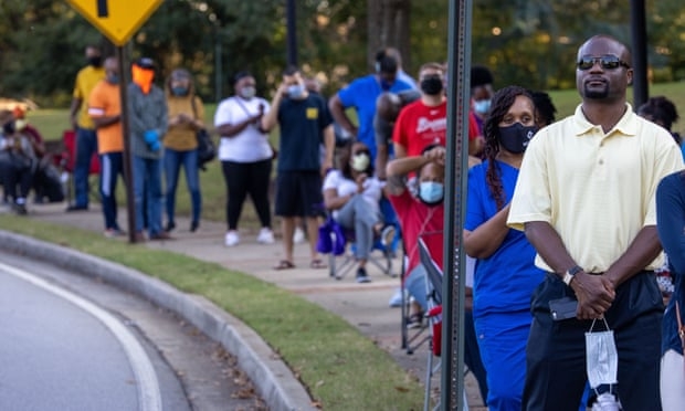 Hàng dài người xếp hàng chờ bỏ phiếu sớm tại ở hạt Cobb, Georgia (Ảnh: Shutterstock)