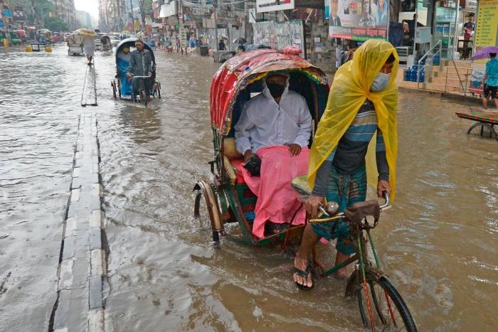 Tình cảnh ngập lụt ở thủ đô Dhaka của Bangladesh (Ảnh: Getty)