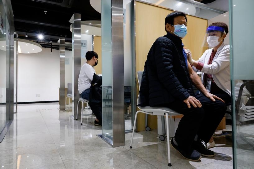  Hàn Quốc xem xét hoãn chương trình tiêm phòng cúm (Ảnh: Reuters)