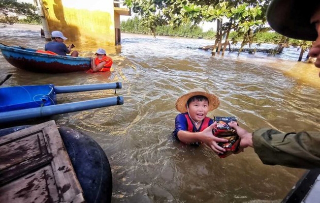 Sau khi đổ bộ vào Philippines, dự báo, bão Molave sẽ tiếp tục mạnh lên trên Biển Đông (Ảnh: Dhaka Tribune)