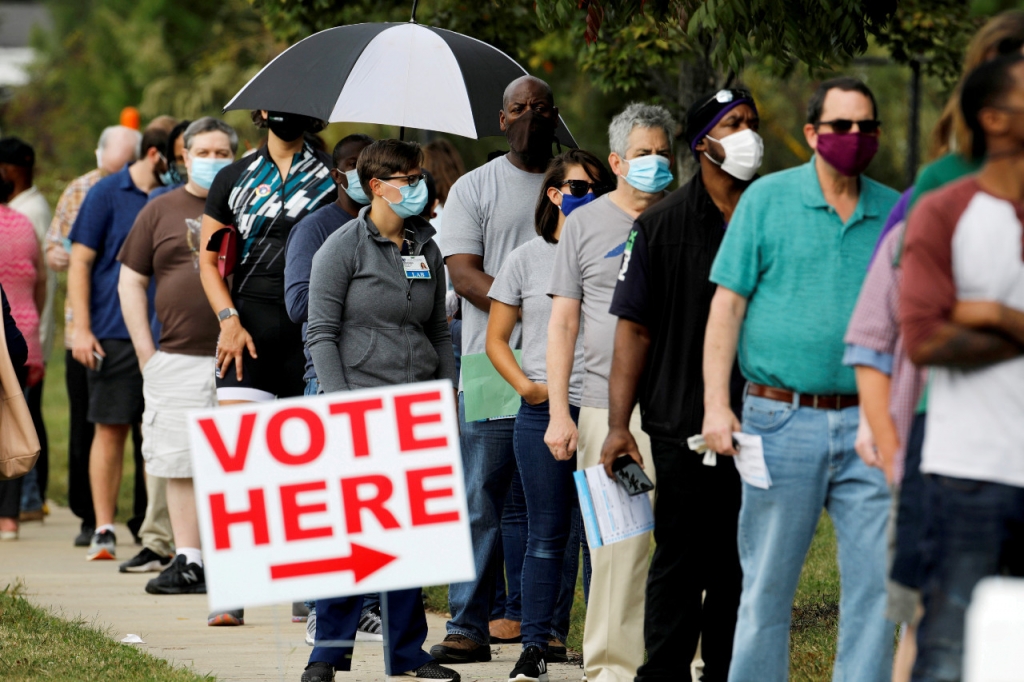 Các cử tri tại North Carolina đi bầu cử sớm hôm 5/10 (Ảnh: Reuters)
