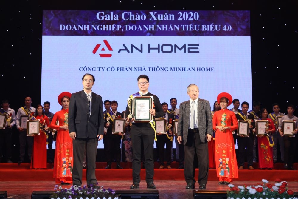 CEO 9X Bùi Thành Ninh nhận chứng nhận Doanh nghiệp, doanh nhân tiêu biểu 4.0 tại Gala chào Xuân 2020