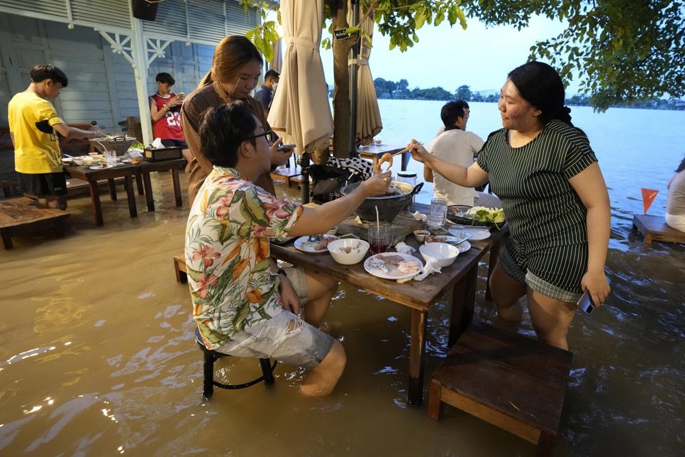 Thực khách tận hưởng cảm giác đặc biệt khi ăn uống trên dòng nước tại nhà hàng ven sông Chao Phraya (Ảnh: AP)