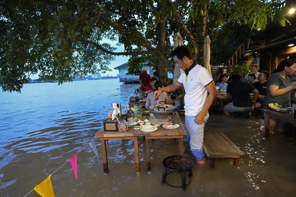 Trải nghiệm ăn uống trong nước lũ tại Thái Lan