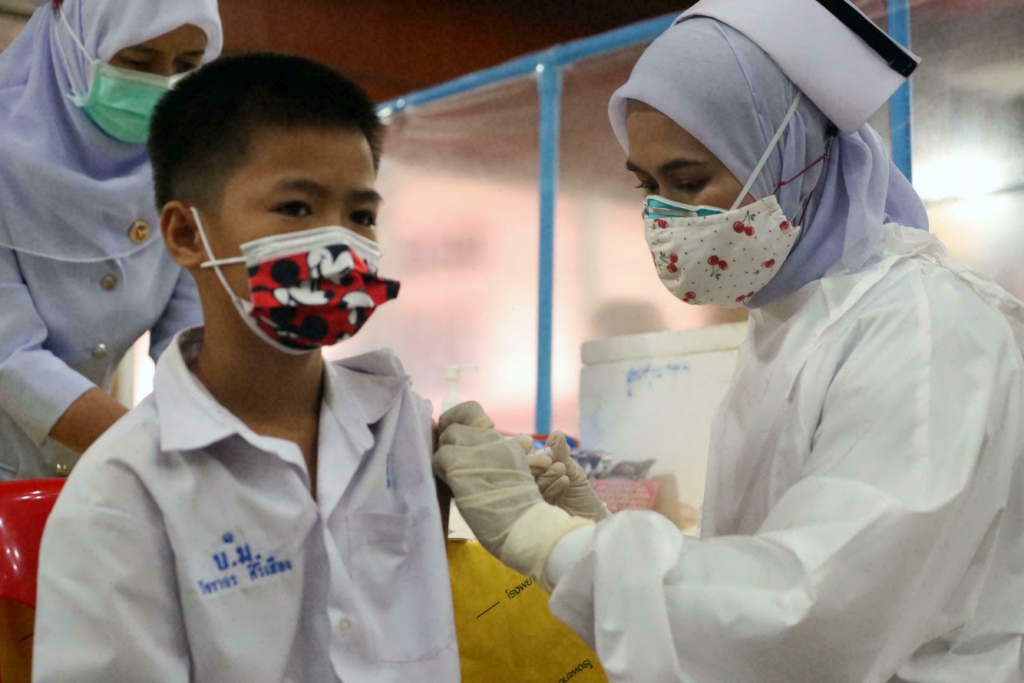 Thái Lan đang triển khai chiến dịch tiêm chủng cho trẻ em từ 12 -17 tuổi (Ảnh: AFP)
